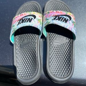 Nike slides size 7 women’s
